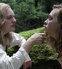 Elisabeth Moss y Odessa Young en una escena de "Shirley".