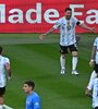 Messi abre los brazos para festejar con Martínez, autor del gol (Fuente: AFP)