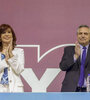 Cristina Kirchner y Alberto Fernández en el acto por los 100 años de YPF. (Fuente: NA)