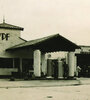 La inauguración de la primera destilería de la empresa estatal en La Plata fue el 23 de diciembre de 1925.