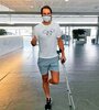 Rafael Nadal, caminando con muletas en la clínica de Barcelona