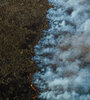 La imágen del avance del fuego en los humedales de Entre Ríos es la tapa del anuario de ARGRA. (Fuente: Tomás Cuesta)