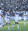 Carbonero festeja su gol, el primero de Gimnasia (Fuente: Télam)