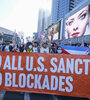 Protesta en Los Angeles contra el embargo a Cuba frente al Centro de Convenciones.  (Fuente: AFP)