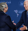 Alberto Fernández saluda a su par norteamericano Joe Biden en el marco de la Cumbre de las Américas. (Fuente: AFP)