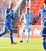 El goleador Rodríguez celebra con Acevedo; lo lamenta Piovi (Fuente: Télam)