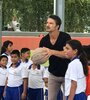 Ricardo Arjona, tira al aro tras una visita a una escuela.