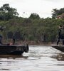 Agentes del equipo de búsqueda se dirigen al lugar donde fueron encontrados los cuerpos. (Fuente: AFP)