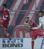 Vera, autor del segundo gol del Bicho, y Torrén cubren a Barreto (Fuente: Fotobaires)