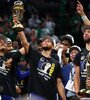 Curry, elegido MVP, levanta el trofeo para que los Warriors celebren su séptimo anillo de la NBA (Fuente: AFP)