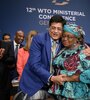 La directora de la OMC, Ngozi Okonjo-Iweala, saluda tras el acuerdo al ministro de Comercio indio, Piyush Goyal. (Fuente: AFP)