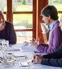 Mauricio Macri escuchando a Hernán Lacunza, jefe del equipo económico del candidato a presidente Horacio Rodríguez Larreta. (Fuente: NA)