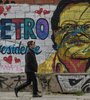 Un hombre camina delante de un mural de Petro en Bogotá, Colombia. (Fuente: AFP)