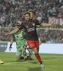 Julián Alvarez festeja en Santa Fe uno de sus dos goles (Fuente: Fotobaires)