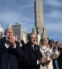 1) Perotti y Javkin junto a Alejandra Rodenas y Lewandowski.  2)  Fue emotivo el desfile de exsoldados de Malvinas. 3) Fandermole y Soledad entonaron el himno. (Fuente: Sebastián Granata)