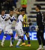 1) Vélez celebra, Servio se amarga. 2) Benítez reclamó un gol de tiro libre. TELAM (Fuente: NA)