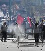 Manifestantes se enfrentan a agentes de policía en las calles de Quito.  (Fuente: EFE)