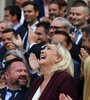 Marine Le Pen (centro) rodeda de simpatizantes. (Fuente: AFP)