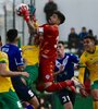 Lucas Hoyos atrapa la pelota en la altura. (Fuente: Télam)