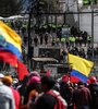 Manifestantes rodean el edificio de la Asamblea mientras esperan el juicio político a Lasso.  (Fuente: EFE)