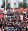 Las familias de Darío Santillán y Maximiliano Kosteki fueron rodeadas de militantes. (Fuente: Télam)