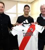 Aliendro firmó el contrato con el presidente Brito y el vice Patanian (Fuente: Prensa River)