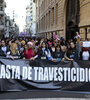 "Señor, señora, no sea indiferente, matan a travestis en la cara de la gente", cantaban les manifestantes.  (Fuente: Andres Macera)