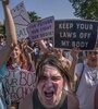 "Saquen sus leyes de nuestros cuerpos", dice uno de los carteles que demandan contra el fallo de la Corte Suprema de los Estados Unidos. (Fuente: AFP)