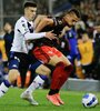 Romero defiende la pelota ante Perrone (Fuente: Fotobaires)