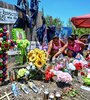 Memorial junto al camión en el que murieron 53 migrantes en San Antonio, Texas. (Fuente: AFP)