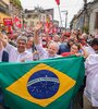 Lula recorrió a pie un barrio humilde de Bahía acompañado por sus seguidores. (Fuente: AFP)