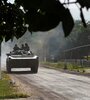 Soldados ucranianos patrullando la avenida principal de Lisichansk la semana pasada. (Fuente: AFP)