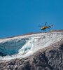 Se reanudaron los operativos de rescate en el glaciar de Marmolada, luego de una avalancha de nieve y rocas que dejó al menos 6 muertos y 8 heridos. Imagen: AFP