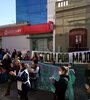 Familiares y amigos esperando a la salida de la Cámara Penal.