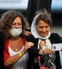 Taty Almeida (derecha) junto a su hija Fabiana (centro) durante la entrega de carnets que realizó Racing el año pasado (Fuente: Sandra Cartasso)