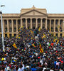 Una multitud irrumpe en las oficinas del presidente de Sri Lanka en Colombo. (Fuente: AFP)