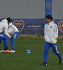 Hugo Benjamín Ibarra, carpeta bajo el brazo, durante la práctica en Ezeiza (Fuente: Télam)