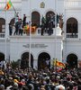 Manifestantes irrumpen en las oficinas del primer ministro en Colombo. (Fuente: EFE)