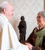 El Papa saluda a  María Lía Zervino, flamante integrante del Dicasterio paralos Obispos.