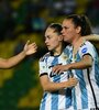 Estefanía Banini y Florencia Bonsegundo festejan el segundo de la Selección (Fuente: Prensa Selección)