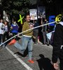 Organizaciones sociales y militantes, frente a la puerta del edificio donde se realizó la audiencia. (Fuente: Télam)