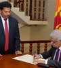 Wickremesinghe firma un documento después de asumir como presidente de Sri Lanka. (Fuente: EFE)