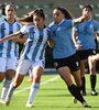 La argentina Falfán disputa con Gómez. El seleccionado femenino se floreó en Colombia (Fuente: AFP)