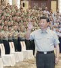 Xi saluda a oficiales militares y tropas estacionadas en la región autónoma uygur de Xinjiang, (Fuente: Xinhua)