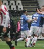 Vera festeja el primero de sus dos goles para el Bicho ante el Guapo (Fuente: Julio Mancini)