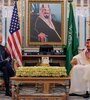 Biden y el rey saudí Salmán bin Abdelaziz en el palacio al-Salam de Yeda. (Fuente: AFP)