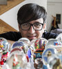 Balmaceda ama coleccionar cosas: tiene más de 100 bolas de lugares de todo el mundo que junta él y le mandan sus fans.  (Fuente: Sebastián Freire)