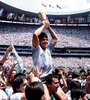 Maradona con la Copa del Mundo ganada en México 86. (Fuente: AFP)