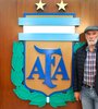 Julio Villa posa en el predio de Ezeiza de la AFA.