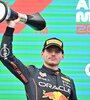 Verstappen levanta el trofeo en el podio de Hungría (Fuente: AFP)